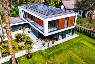 Dom jednorodzinny w nowoczesnej bryle – realizacja w Józefowie